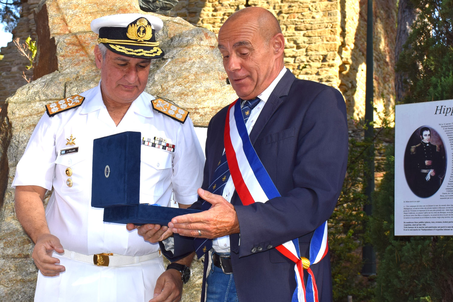 L'Amiral José Luis Villàn a remis la Médaille de la Marine argentine au mérite à François Arizzi et Daniel Monier