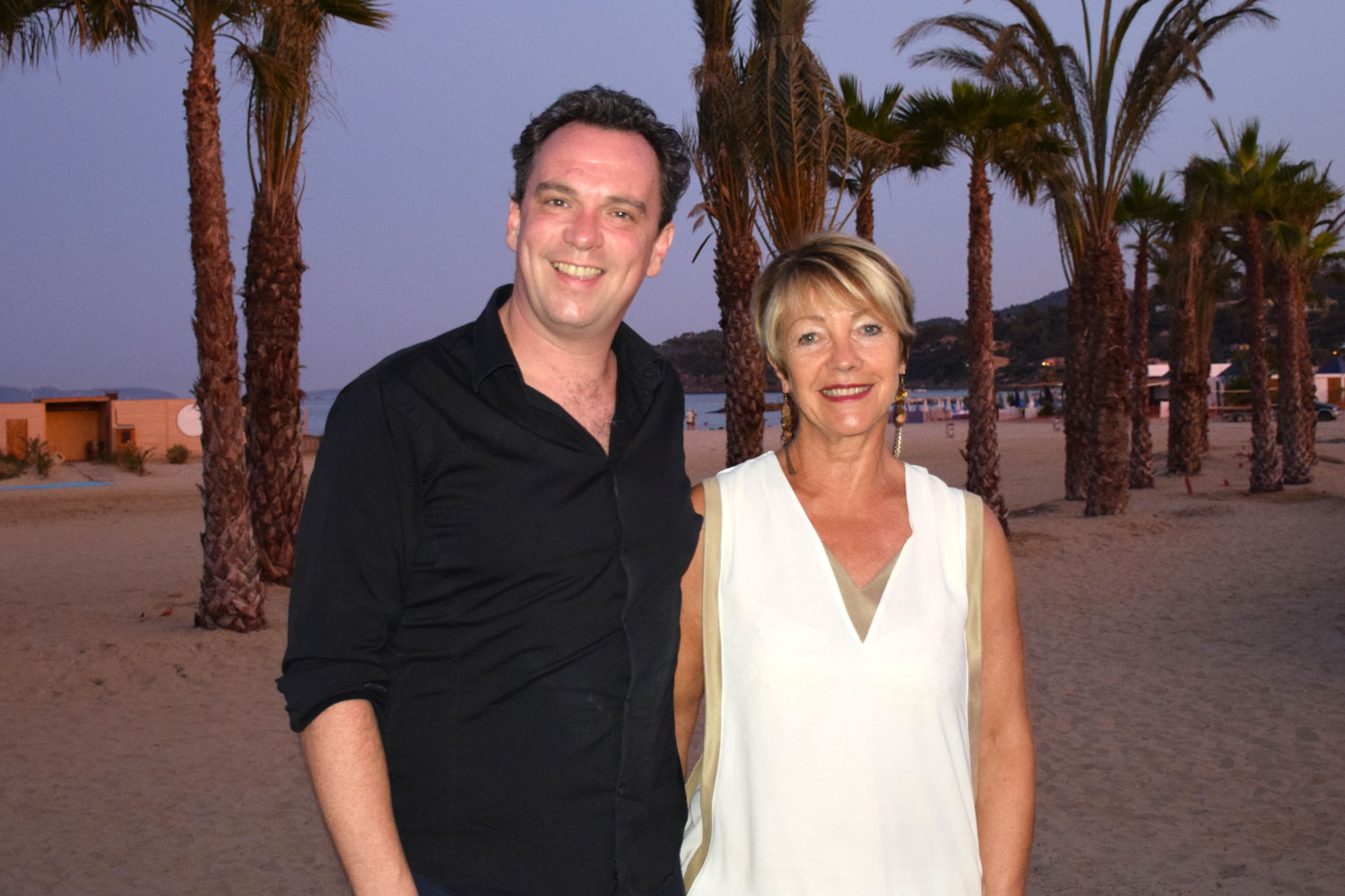 Yann Guillarme sur la plage de la Favière accueilli par Cathy Casellato, maire adjoint à l'évènementiel