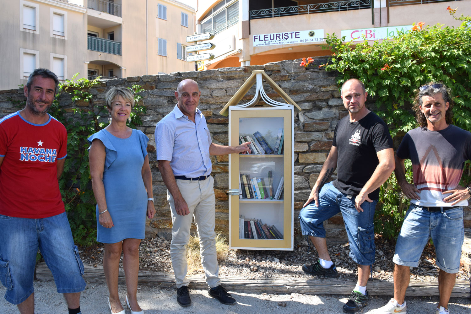 De gauche à droite : Jérôme Massolini, adjoint aux travaux, Cathy Casellato, adjoint à la culture, François Arizzi, maire, Jean-Louis Vial créateur des boîtes à livres et Marc Ubeda, artiste.