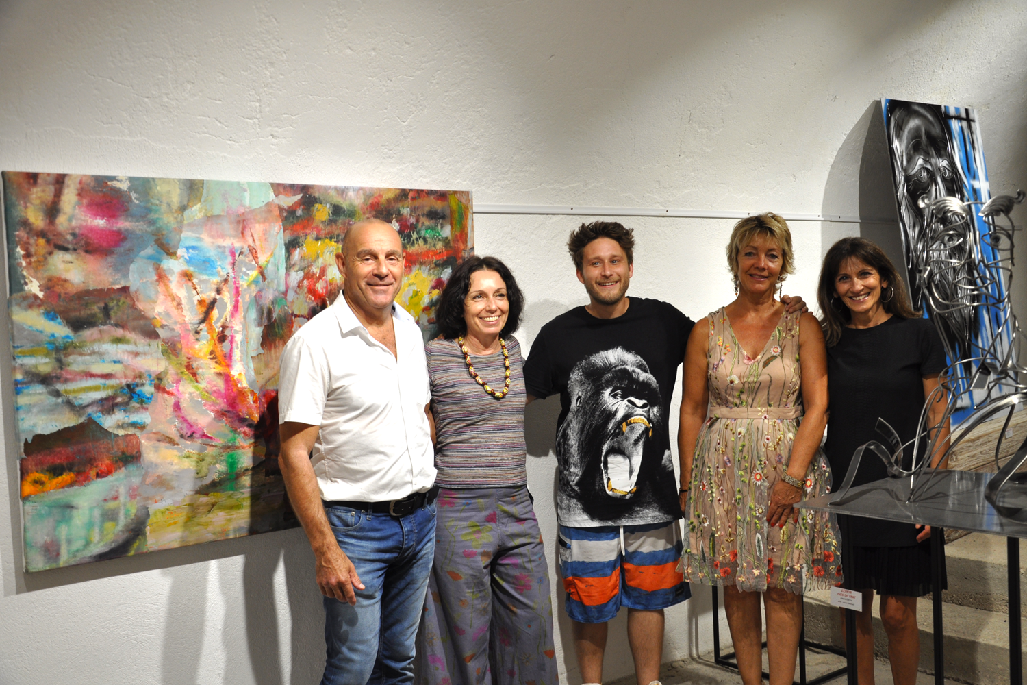 Le maire François Arizzi et son épouse Violaine, Cathy Casellato maire adjoint déléguée à la culture aux côtés des artistes