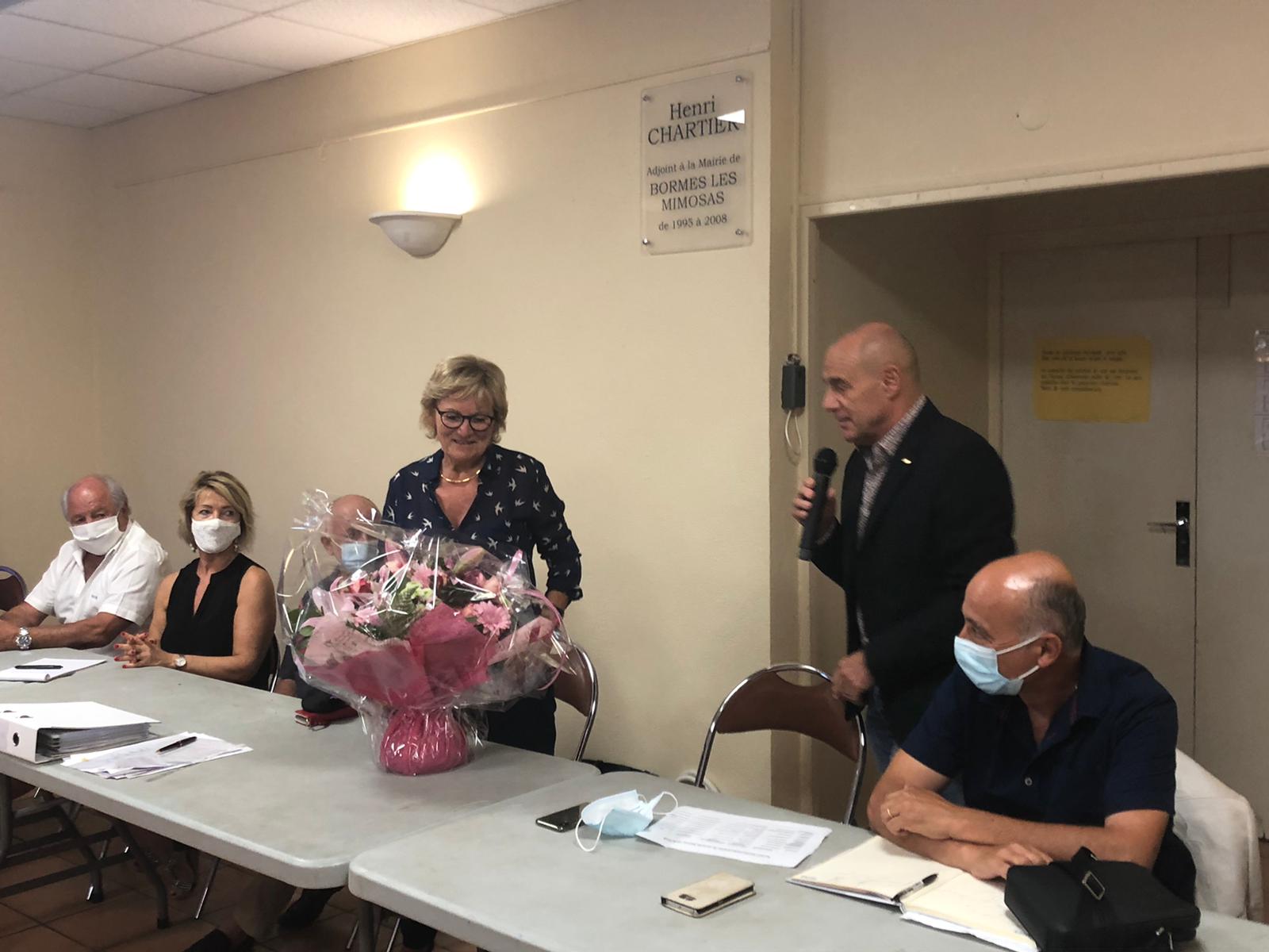 Le maire François Arizzi remercie la présidente Jocelyne Aubriot