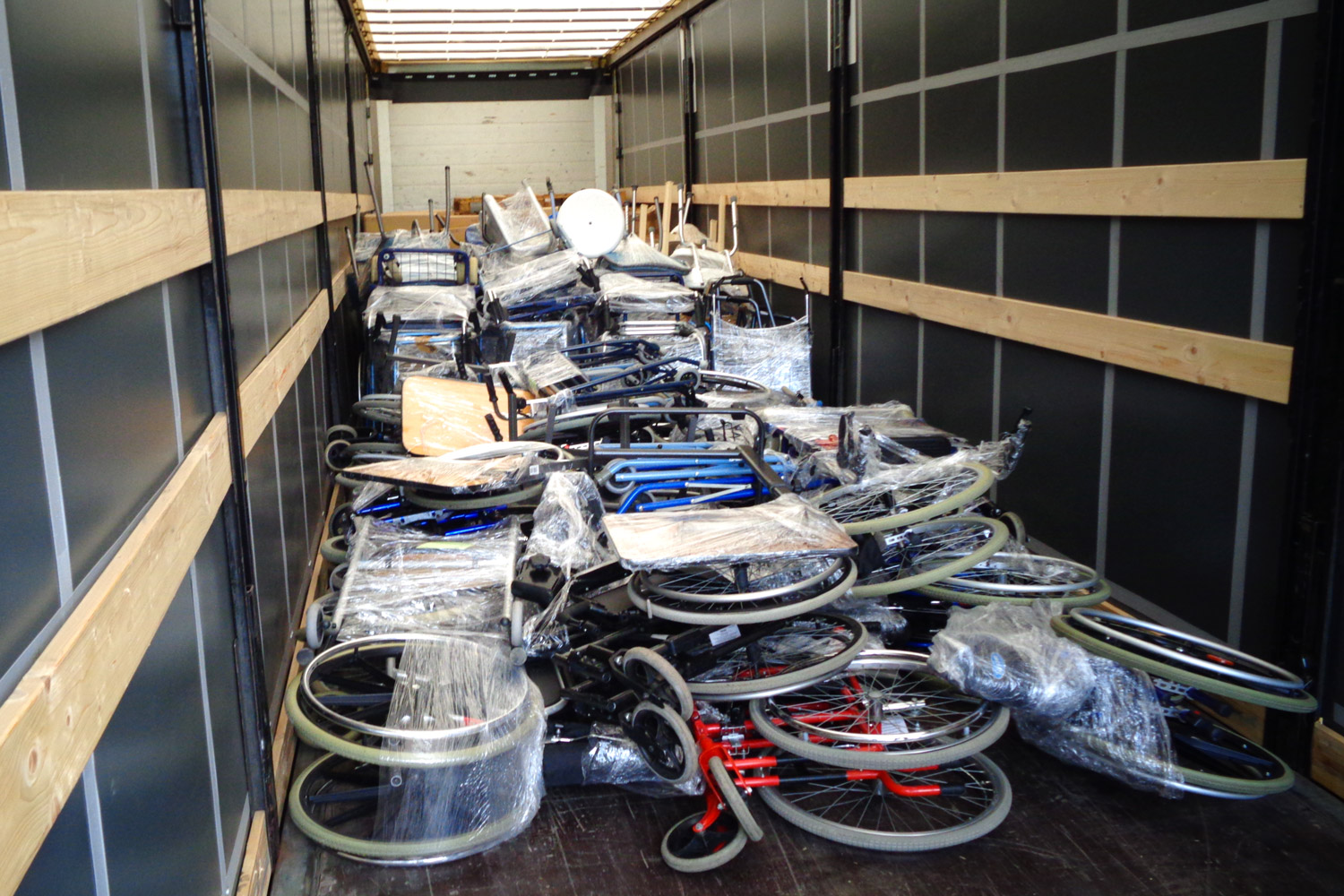 Les deux tonnes de matériel médical en route pour aider les plus démunis en Roumanie