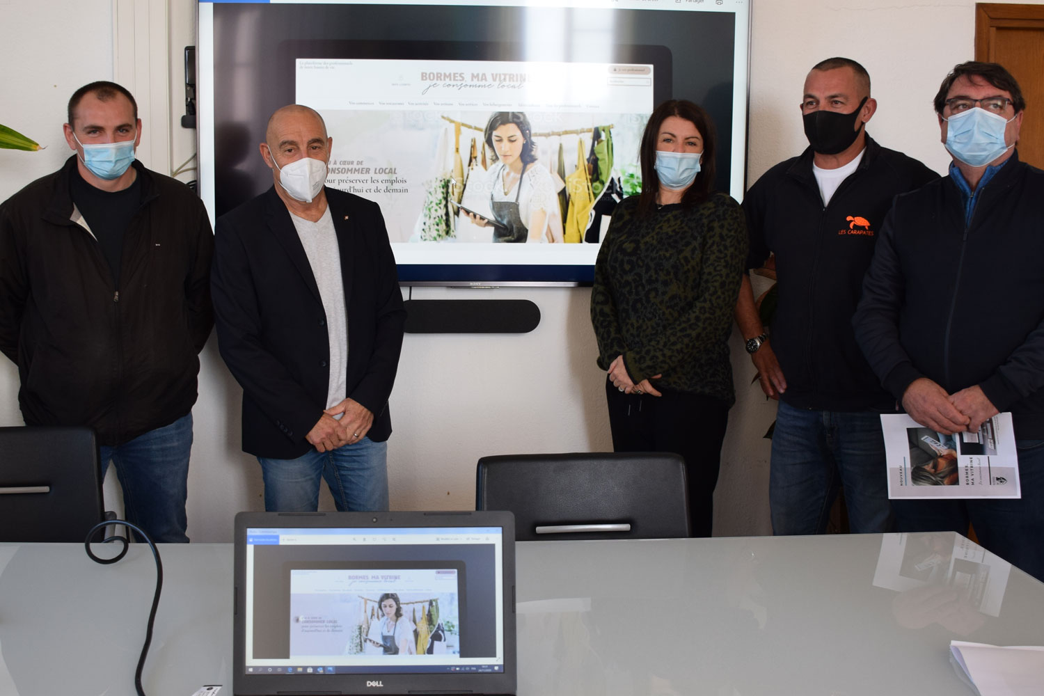 Le maire François Arizzi a présenté aux présidents des quatre associations de commerçants le projet "Bormes, ma vitrine - je consomme local"