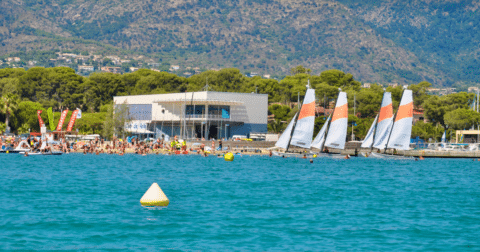 Photo de voiliers du club de voile en mer à La Favière
