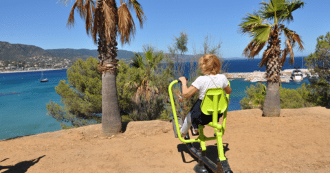Photo d'une dame pratiquant du sport sur les installations du parcours de santé