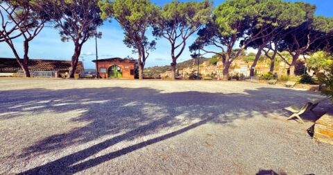 Photo du boulodrome de la Place St François au village