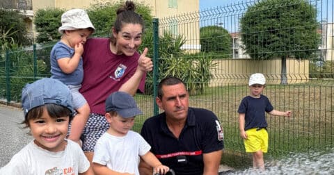 Photo des petits de la crèche chez les pompiers