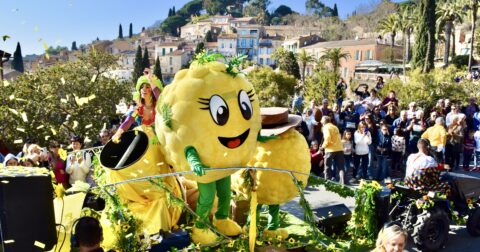 Photo des mascottes au Corso fleuri