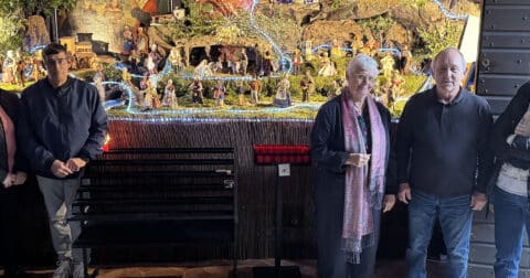 Photo, l'équipe du Foyer pour tous devant leur crèche